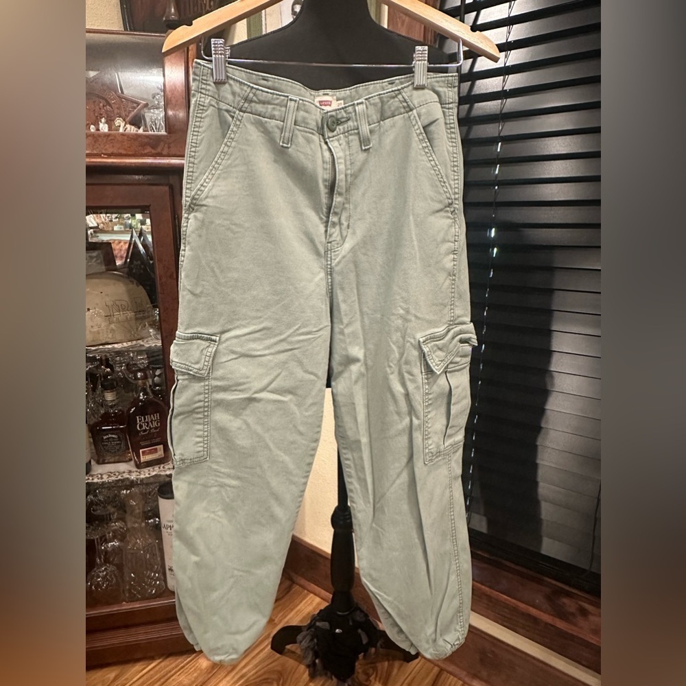 EUC LEVIS UNIQUE GREEN CARGO PANTS BALLON LEG STYLE